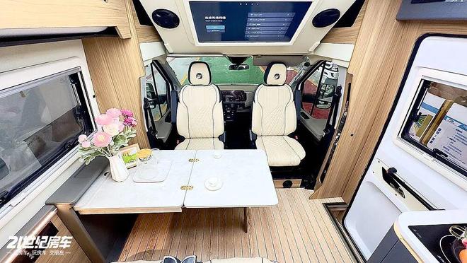 飞翔T8铁C房车如何做到“配置拉满”?新葡京福特23T动力+无接缝车身!这款(图2) 飞翔T8铁C房车如何做到“配置拉满”?新葡京福特23T动力+无接缝车身!这款(图2)