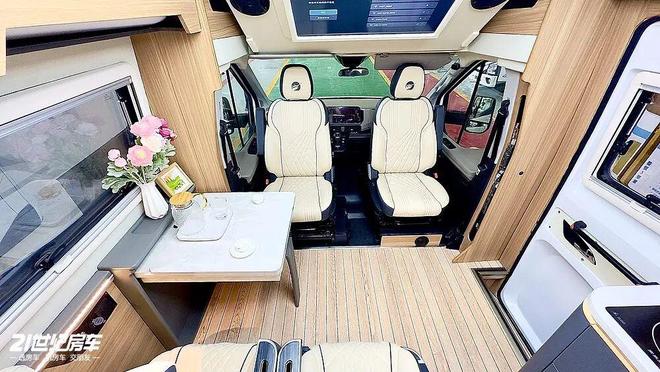 飞翔T8铁C房车如何做到“配置拉满”?新葡京福特23T动力+无接缝车身!这款(图12) 飞翔T8铁C房车如何做到“配置拉满”?新葡京福特23T动力+无接缝车身!这款(图12)