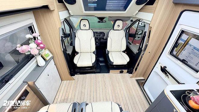 飞翔T8铁C房车如何做到“配置拉满”?新葡京福特23T动力+无接缝车身!这款(图4) 飞翔T8铁C房车如何做到“配置拉满”?新葡京福特23T动力+无接缝车身!这款(图4)
