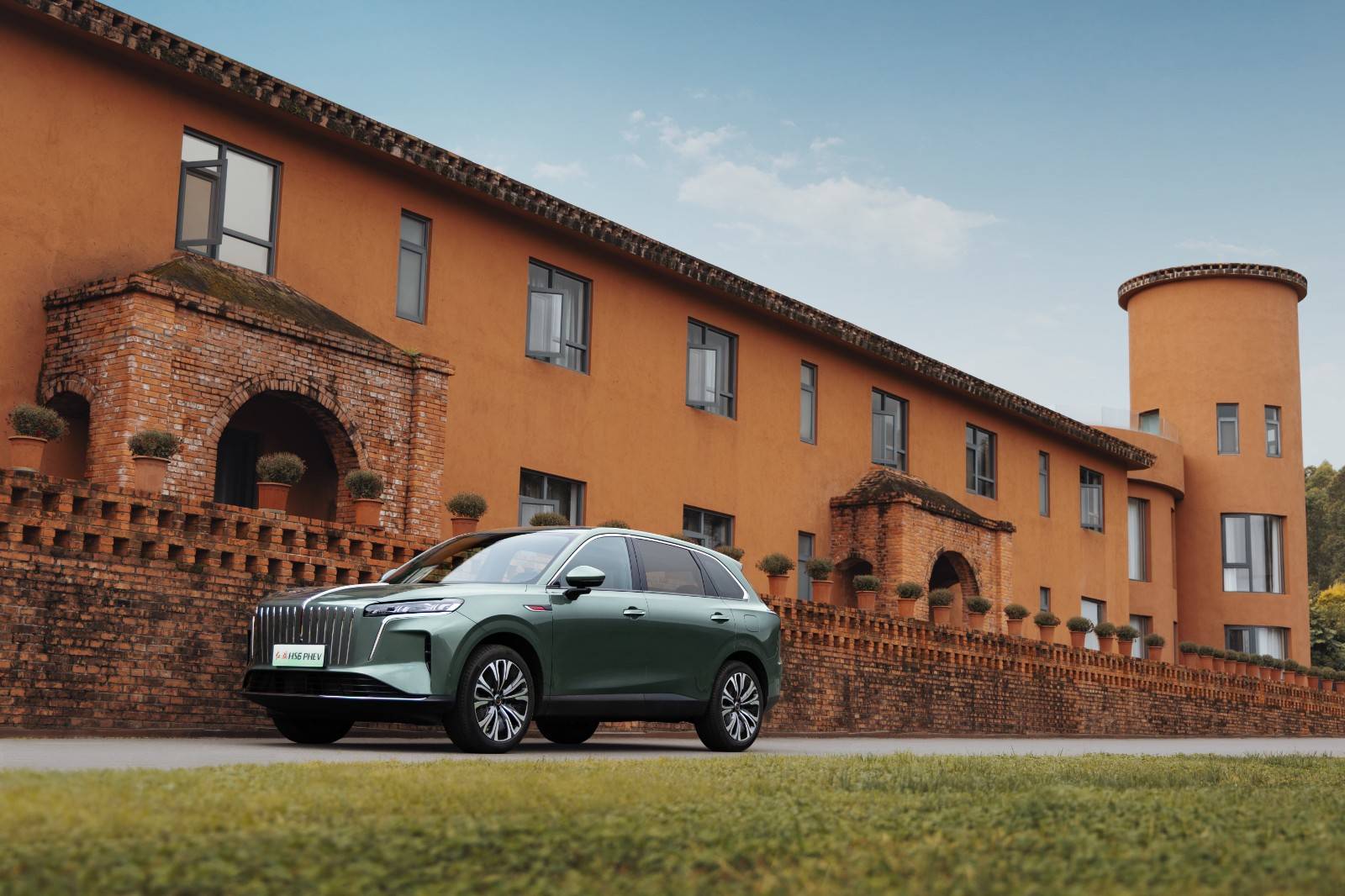 俘获万千家庭用户红旗 HS6 PHEV上市轻松搞定通勤露营全场景(图3)